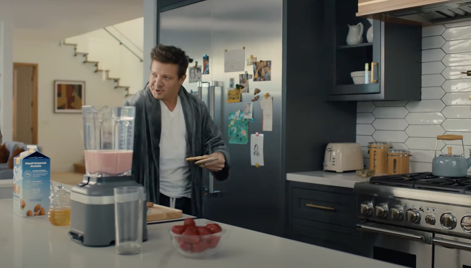 Jeremy Renner revient à sa routine énergique dans la publicité du Super Bowl pour la soie