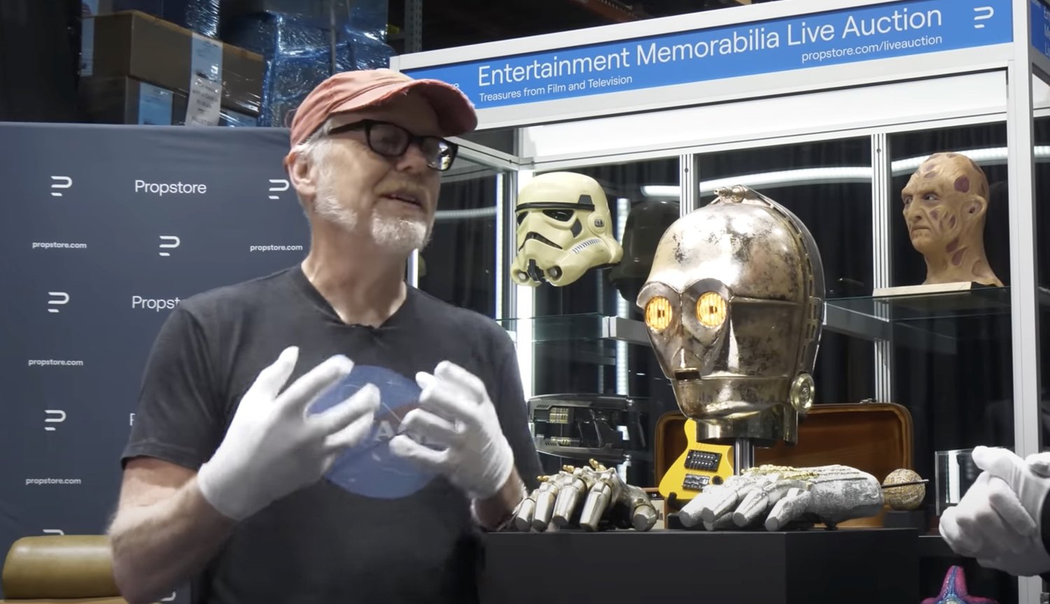 Adam Savage s'intéresse aux pièces originales du costume C-3PO de STAR WARS