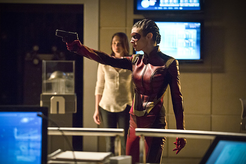 first-look-at-the-flashs-female-speedster-trajectory8.jpg