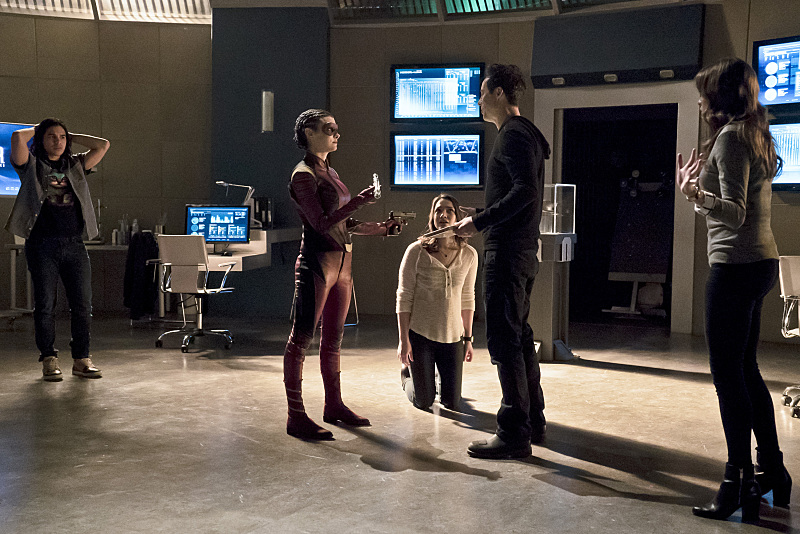 first-look-at-the-flashs-female-speedster-trajectory7.jpg