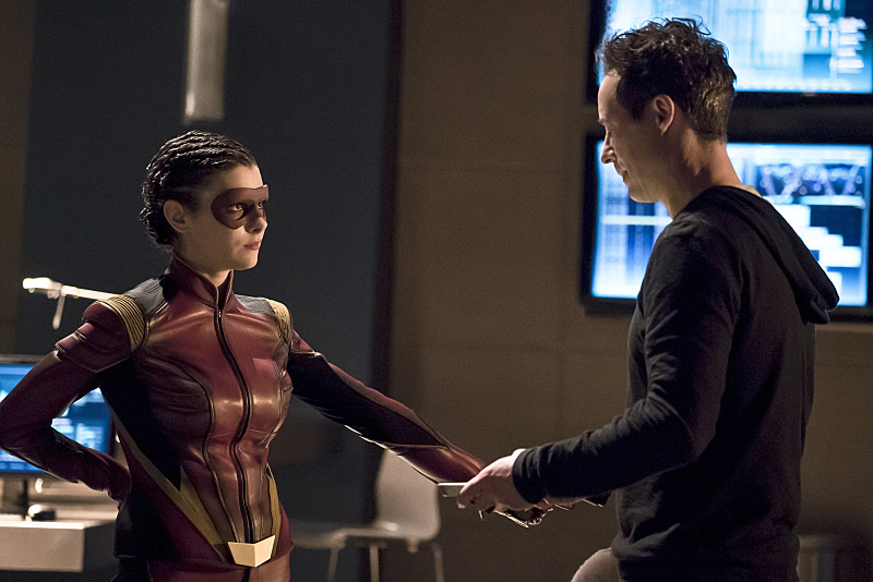 first-look-at-the-flashs-female-speedster-trajectory10.jpg