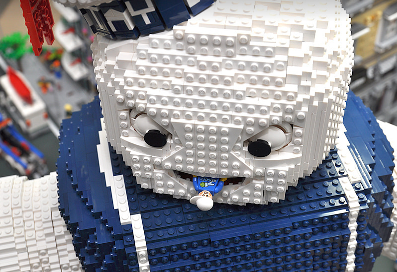 Giant LEGO Stay Puft Marshmallow Man Attacks Ghostbusters in LEGO NYC