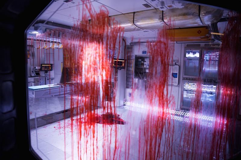 new-alien-covenant-photos-feature-a-bloody-mess-and-a-eerie-xenomorph-hallway1