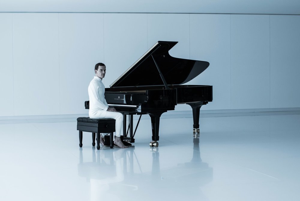 michael-fassbender-eerily-sits-at-a-piano-as-walter-in-new-alien-covenant-photo