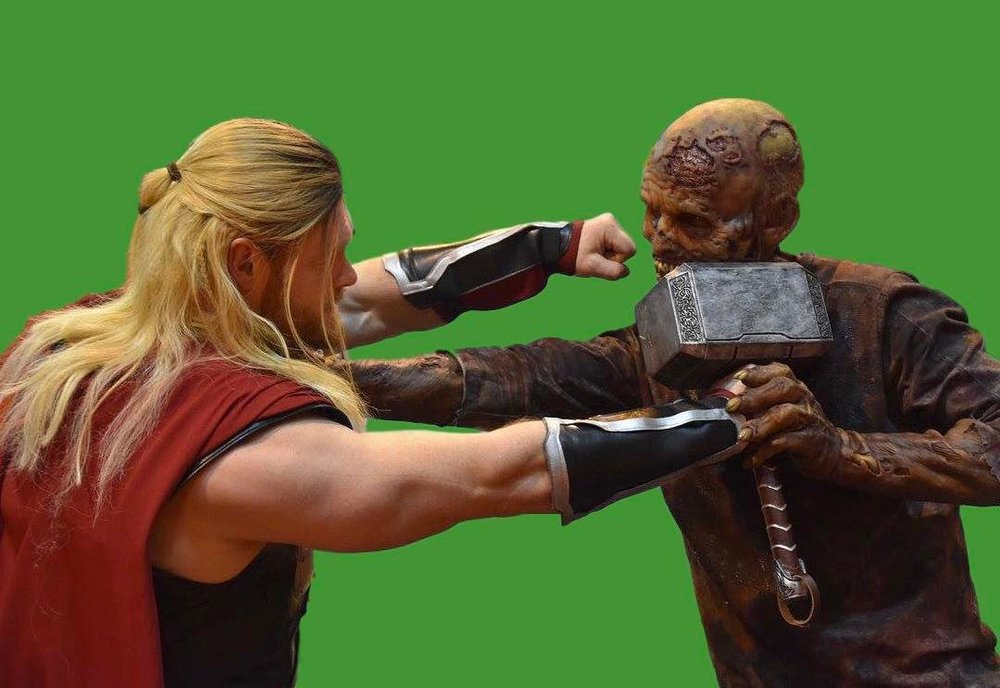 thor-fights-a-zombie-like-creature-in-new-bts-photo-from-thor-ragnarok1