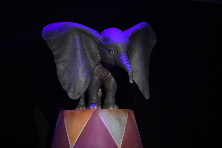 heres-your-first-look-at-dumbo-in-tim-burtons-live-action-adaptation2