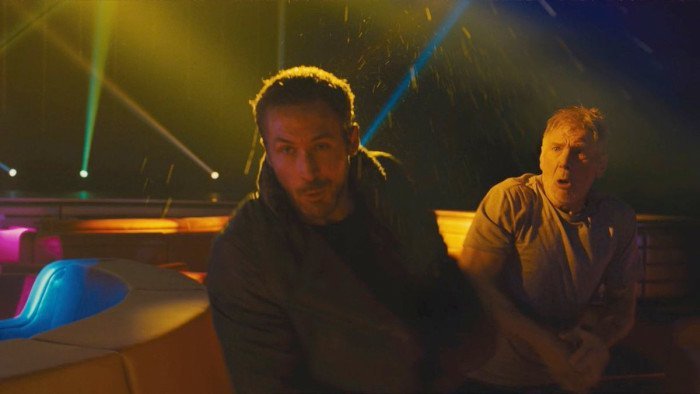 funny-photo-of-harrison-ford-accidentally-punching-ryan-gosling-in-the-face-while-filming-blade-runner-2049
