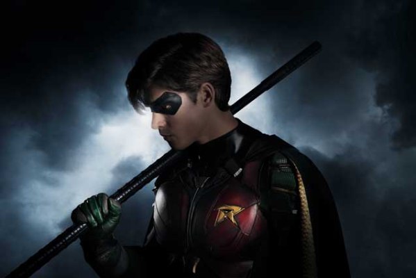 first-look-at-brenton-thwaites-as-robin-