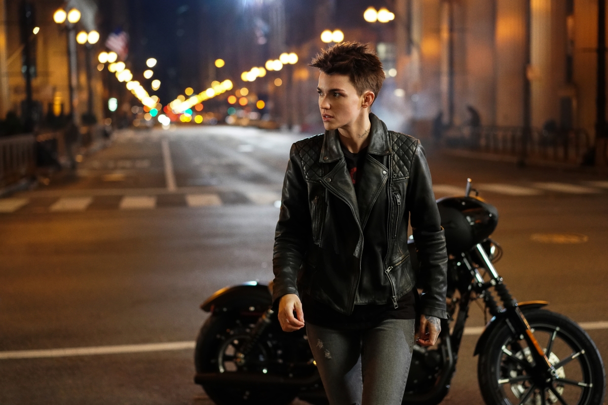 new-batwoman-photo-features-first-look-at-arrowverses-take-on-batmans-suit4