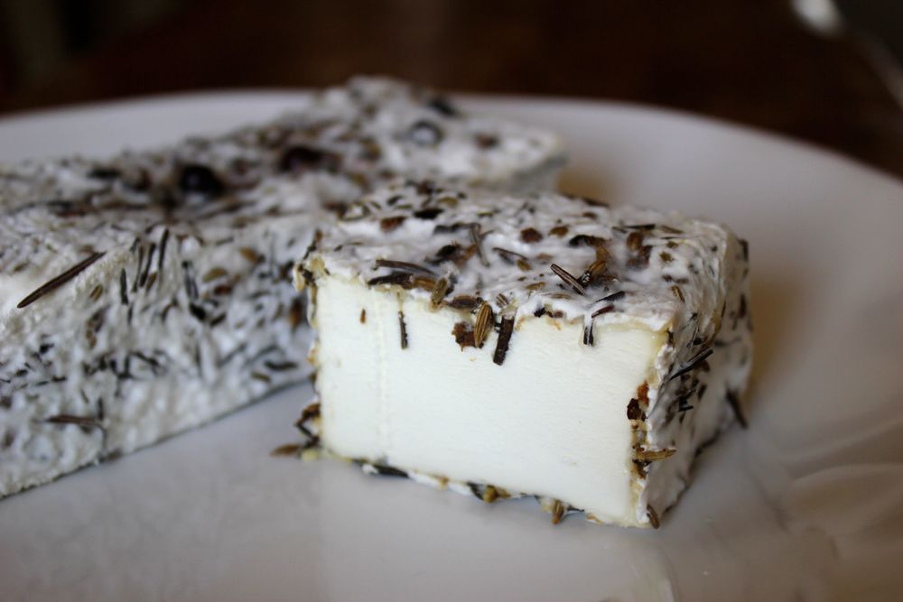 BOSKO - an aged bloomy with crushed juniper berries, rosemary, and fennel seeds 