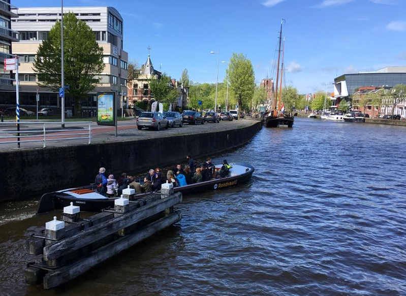  First of many barges taking attendees to the Classical Art Exhibition – photo © Corinna Wagner 