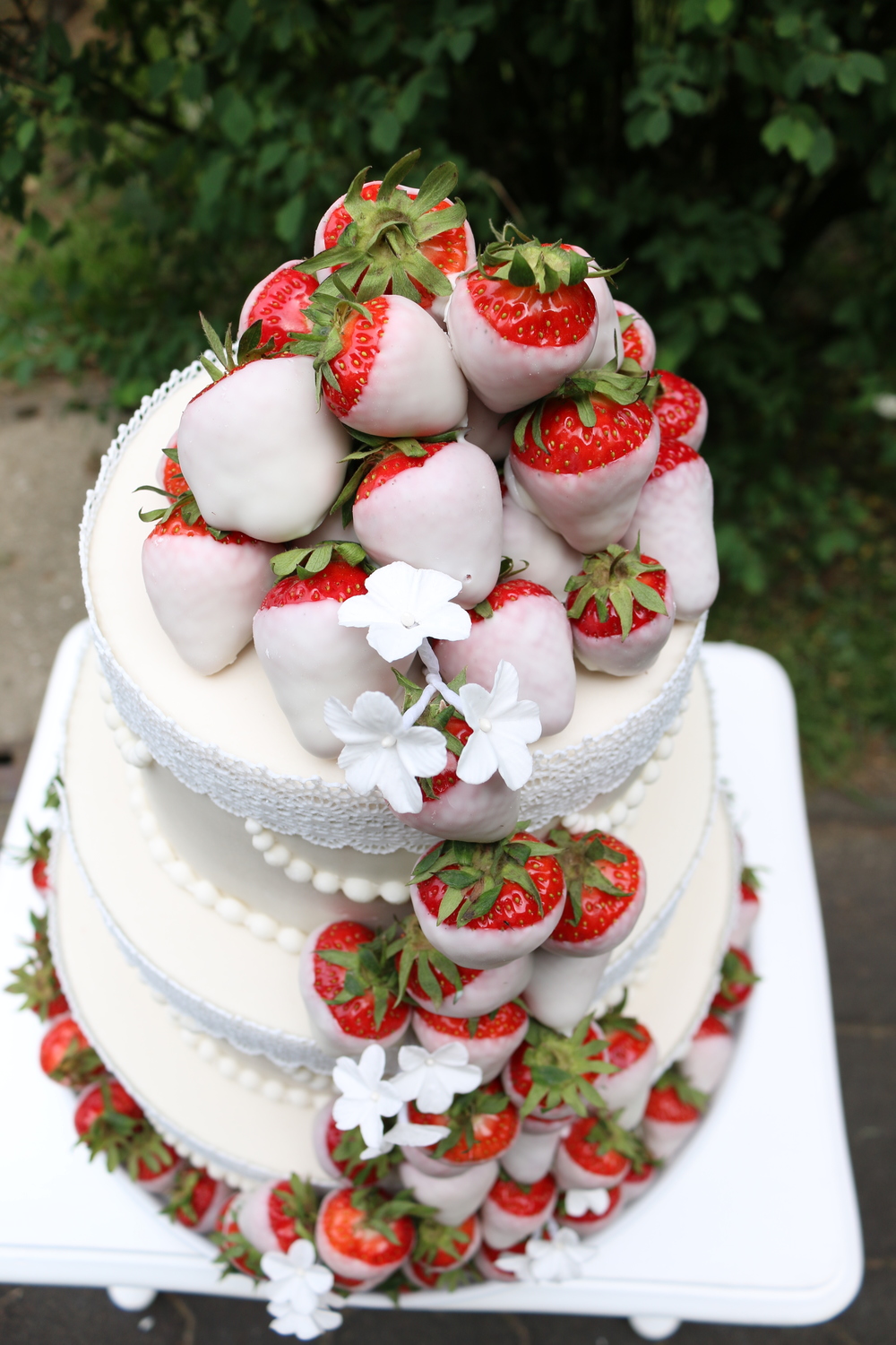 Weiße Hochzeitstorte mit Erdbeeren — Barbara Aletter - Patisserie ...