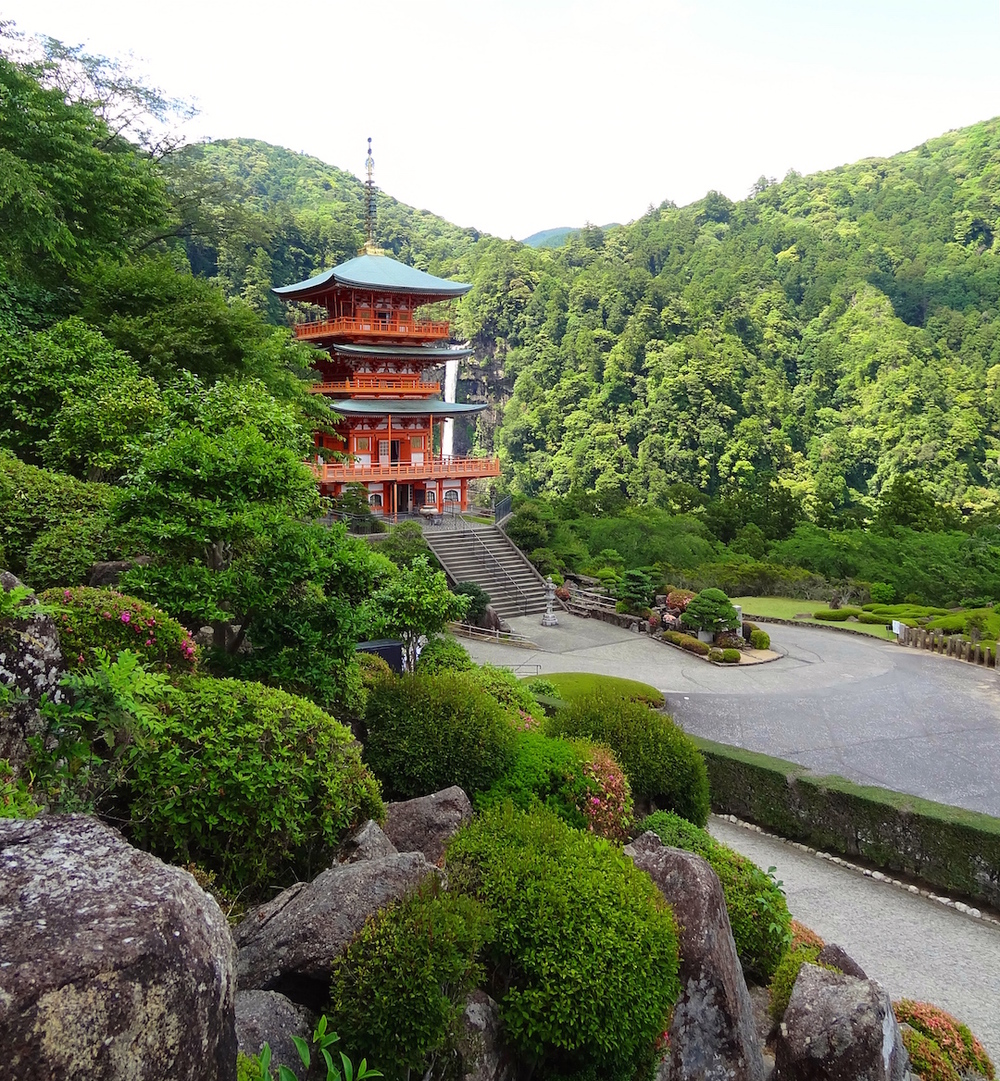  Kurano Nashi Pagoda&nbsp;with tallest&nbsp;waterfall&nbsp;in Japan 