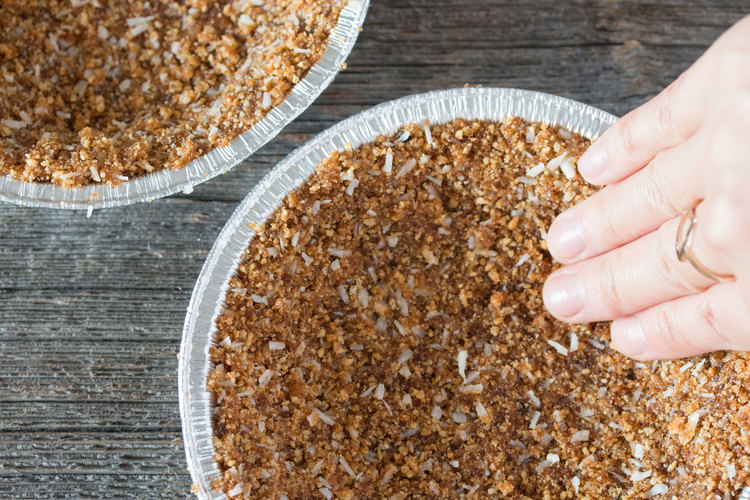 vegan graham cracker pie crust | RECIPE on hotforfoodblog.com
