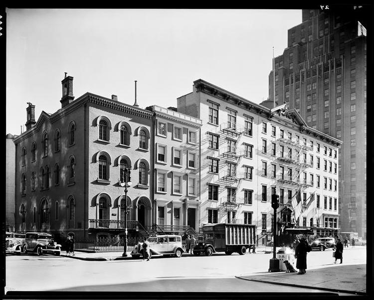 The Mark Twain House at the southeast corner of Fifth Avenue and 9th Street. To the right, the Brevoort Hotel and One Fifth Avenue, an apartment building. Berenice Abbott, Federal Arts Project. 1935. Museum of the City of New York 43.131.1.34
