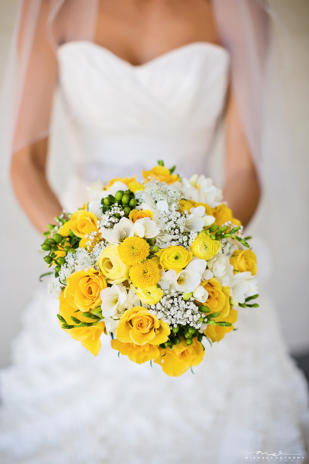 Yellow-bouquet-camarillo-ranch-house-bride