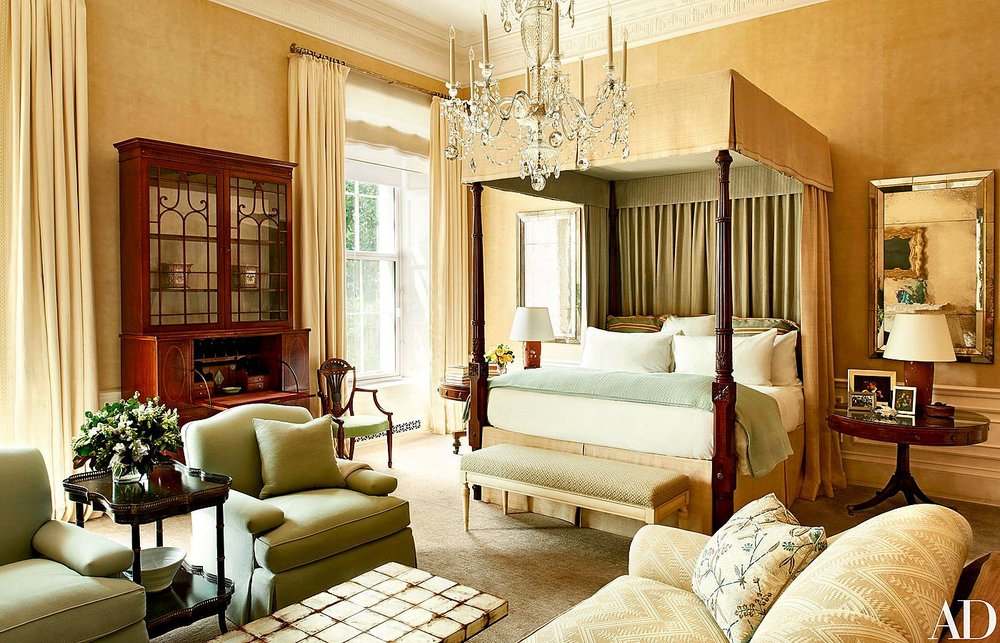 The Obama bedroom - these two rooms couldn't be more different, although the chandelier remains the same in both...I'm not usually a fan of antique canopy beds but this one's so beautiful who could possibly resist it - understated luxury indeed