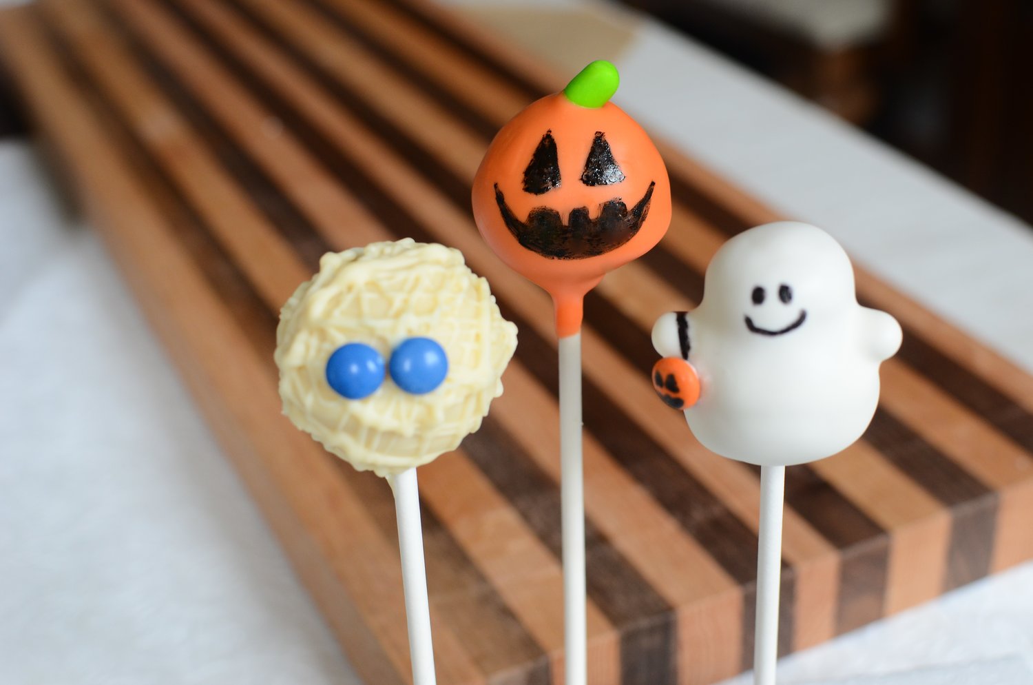 how to make halloween cake pops, recipe and how-to photos