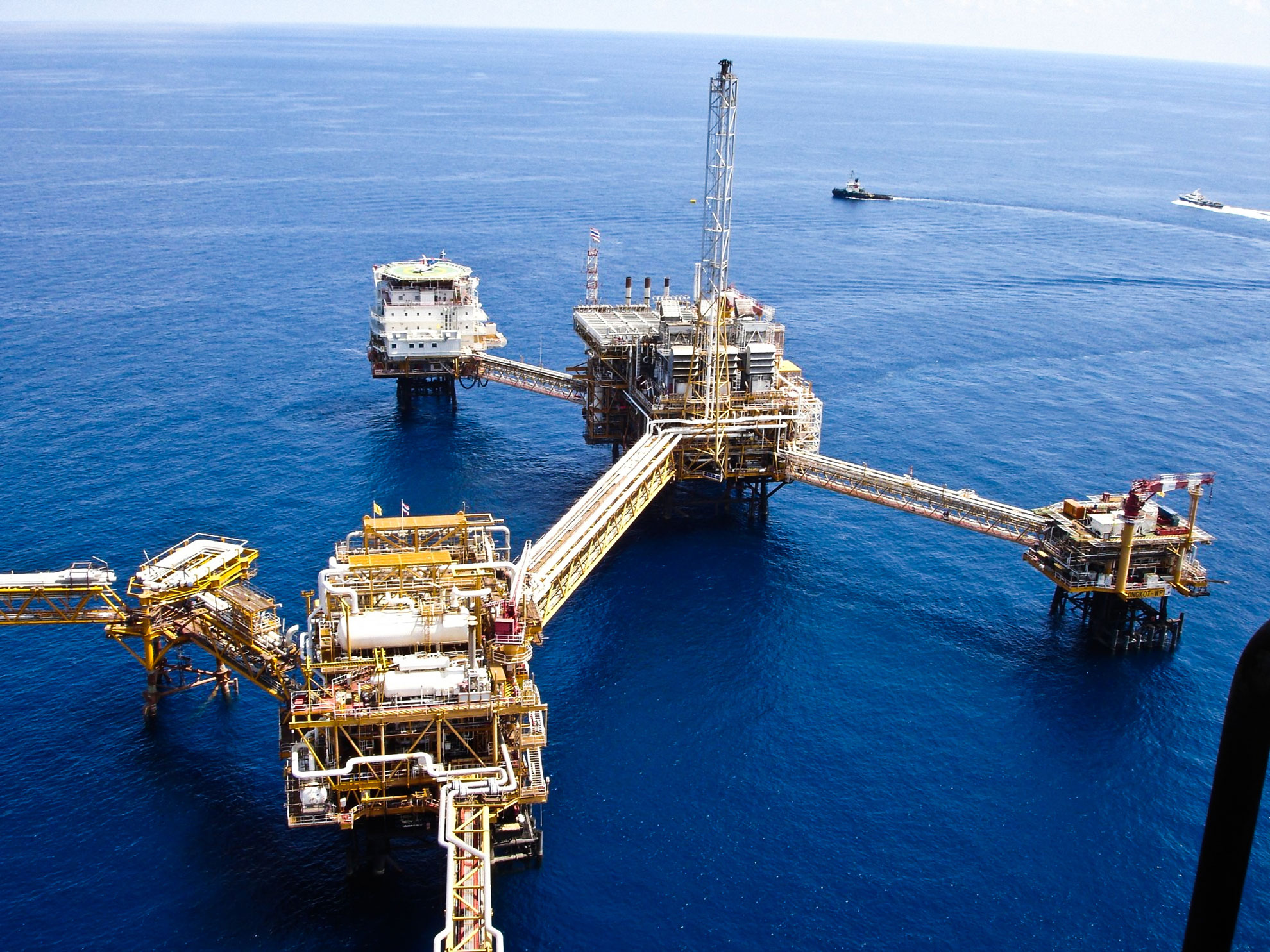 Offshore hookup and commissioning process