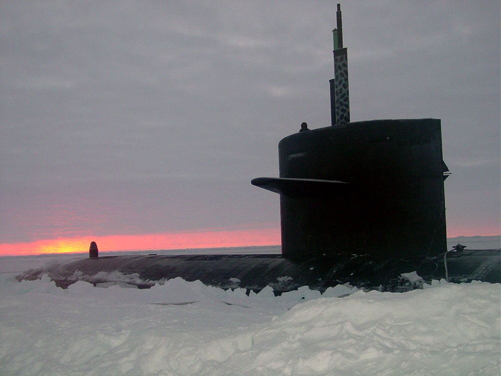 US_Navy_031000-N-XXXXB-004_The_Los_Angeles-class_fast_attack_submarine_USS_Honolulu_(SSN_718)_sits_surfaced_280_miles_from_the_North_Pole_at_sunset.jpg
