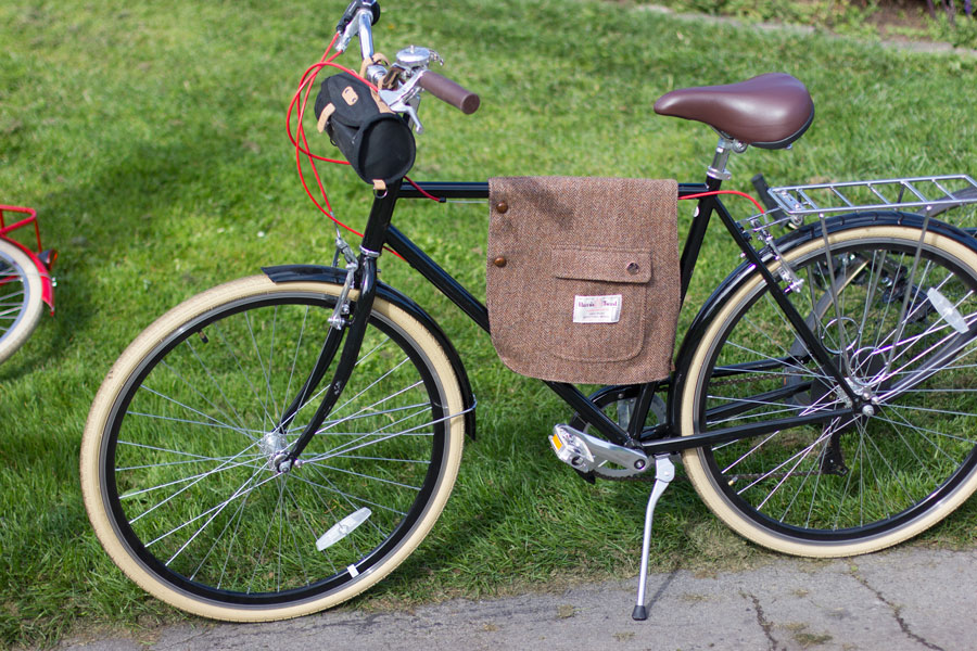  Clever DIY tweed frame bag made from a wool jacket. 
