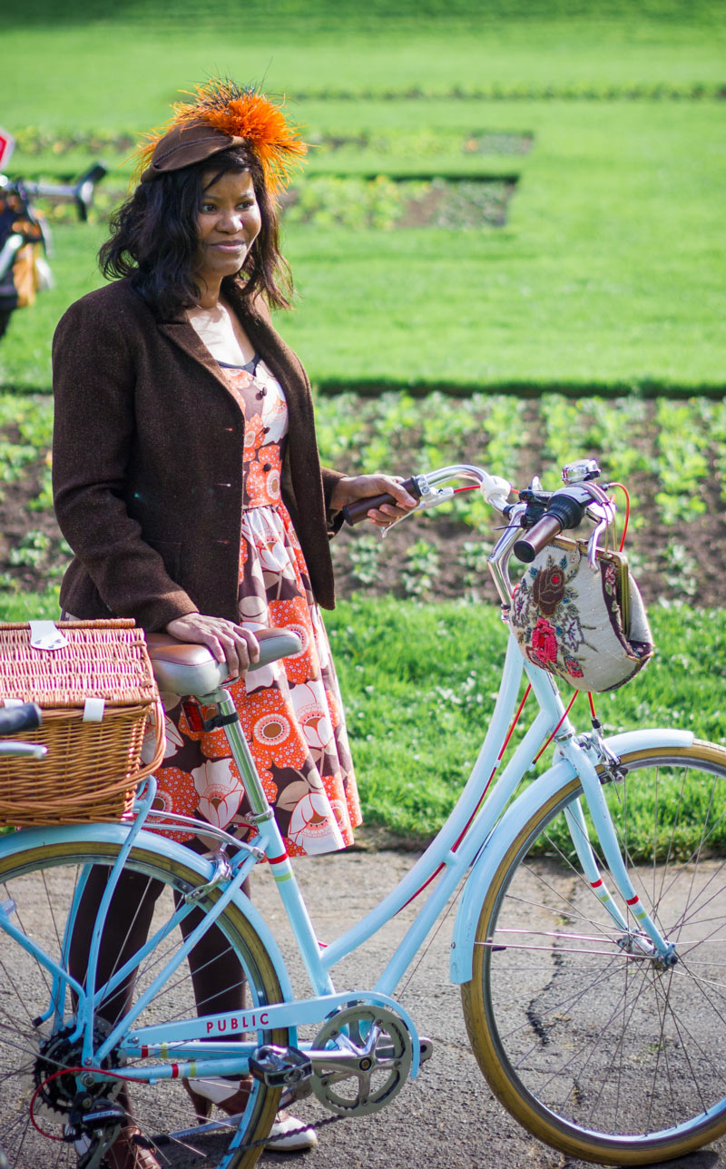  From the touches of orange on her dress, handbag, and chapeau to her high heeled oxford shoes, this lady had one of the best ensembles at the ride. 