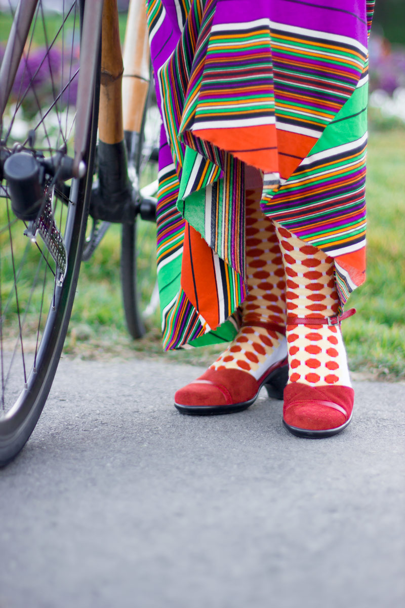 To maximize the effectiveness of this trick, it is essential to wear cute sandals, with dazzling socks. It's a very important part of the look. Polka dots count as high-viz, right?