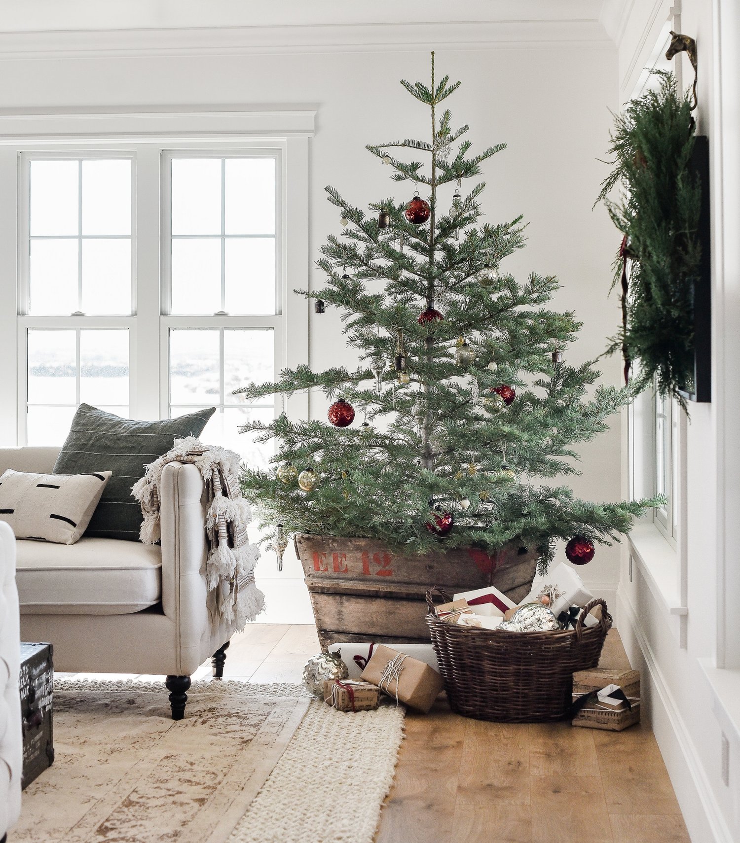 Farmhouse Christmas Decor: Living Room & Tree Ideas ...