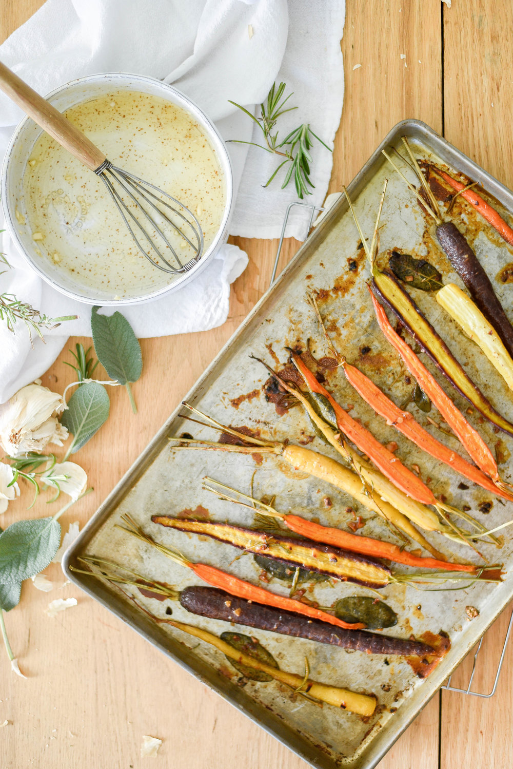 Maple glazed roasted carrots - the perfect Thanksgiving side dish! | boxwoodavenue.com