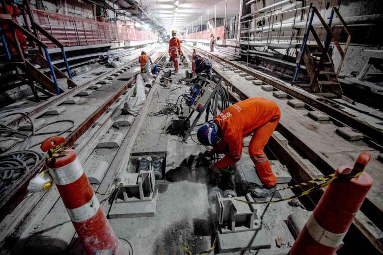 Crews have only a month to complete a long-delayed, $2.3-billion subway line projected to carry 300,000 tourists per day.