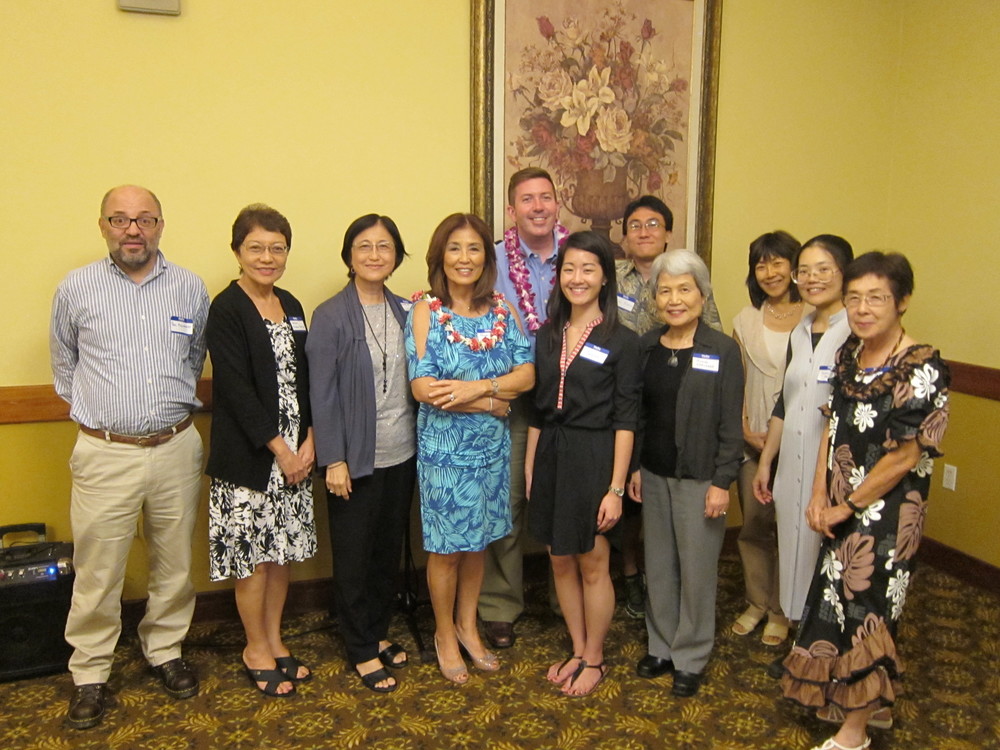  ICU alumni (including former OYRs) from different generations happily gathered together in Honolulu. 