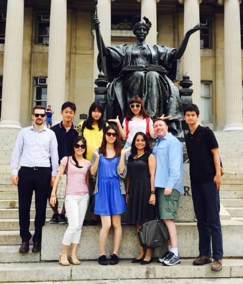  2015年度のGlobal Linkに参加したICUの学生とJICUF職員。コロンビア大学のアルマ・マター像の前で。左端がポール。 
