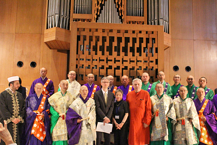 Professor Matt Gillan, Director of the Sacred Music Center and Ms. Mamiko Iwasaki, university organist at the center, surrounded by participants of "Sacred Voices". 