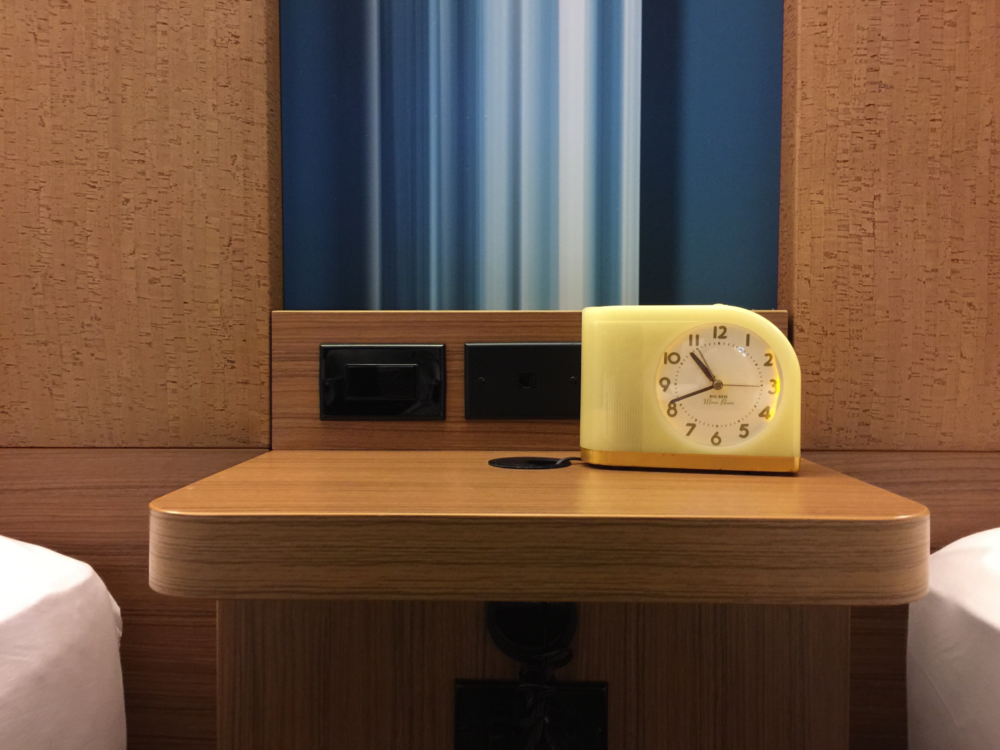 I liked the simple, contemporary design of the desk clock (click to enlarge)
