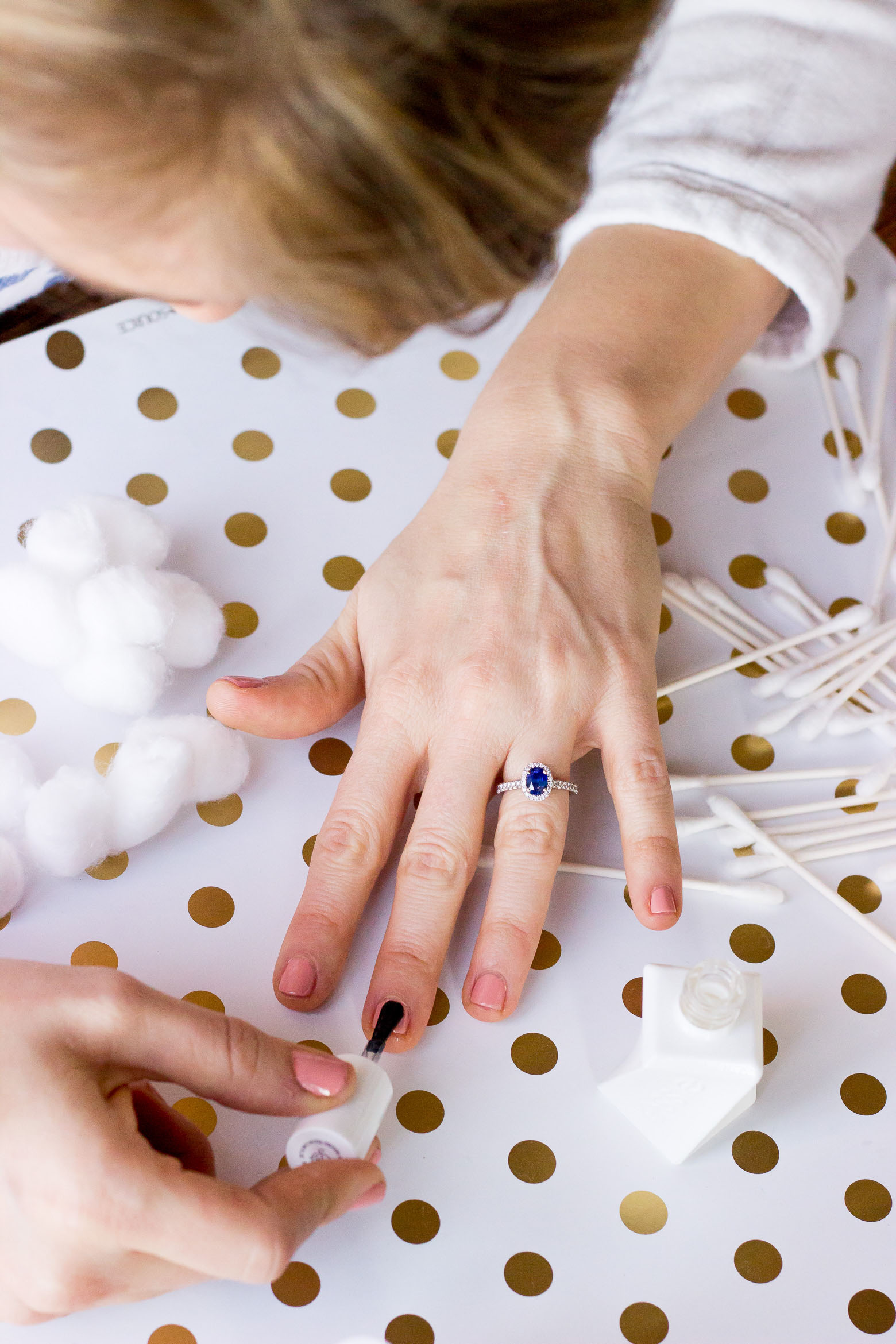 Sapphire engagement ring worn by Atlanta blogger Elise Giannasi