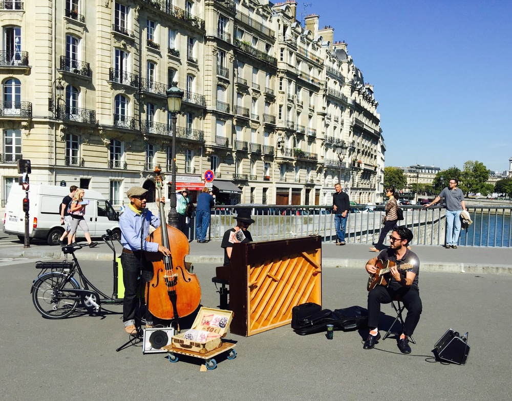 Just a few step from Cafe St Regis is a pedestrian-only bridge accross the Seine leading to Ile de la Cité and Notre Dame.  There are always musicians of one genre or another performing.   Ahhhhh......
