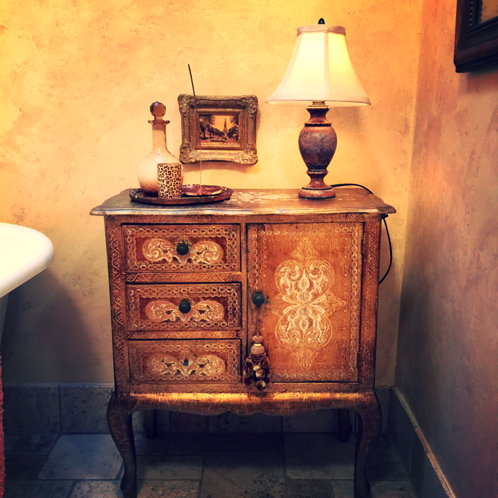 Perfect spot for an Italian gilt painted antique nightstand.....