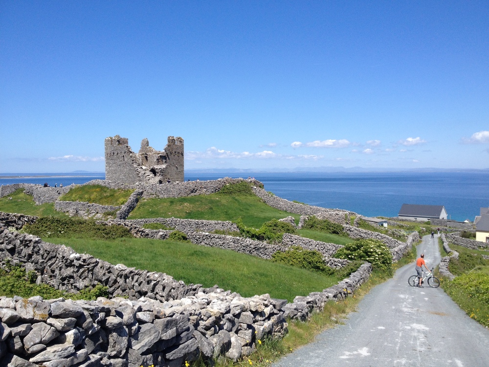  Checking out the 15th-century Fort on the ISland of Inisheer 
