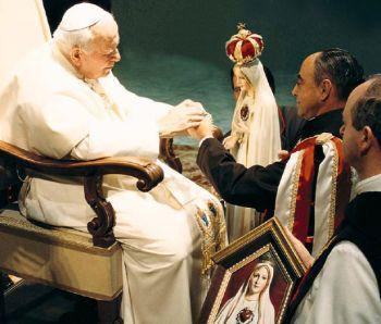 Mons. João Cla Dias ante el Papa Juan Pablo II por ocasión de la aprobación pontificia de los Heraldos del Evangelio    
