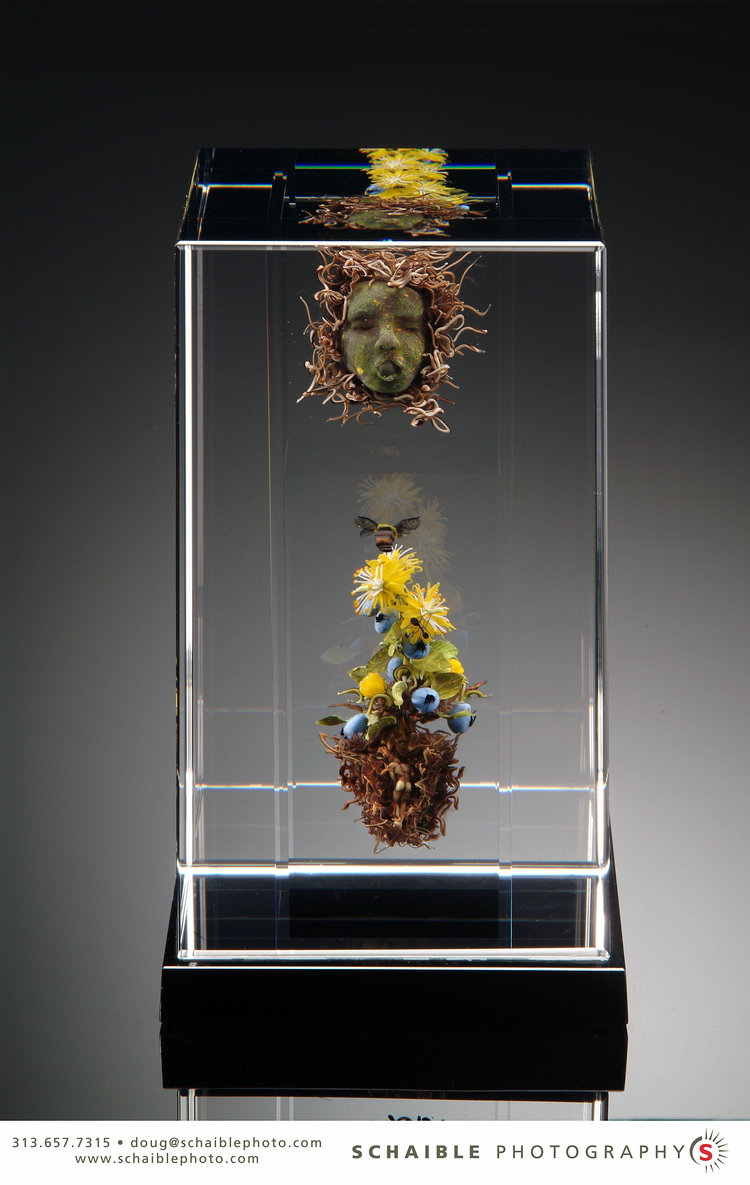 2004;  Colonne: Honeybee, fleurs jaunes et myrtilles avec masques et figures;  H. 8,5 x L. 5,0 x W. 5,0 pouces