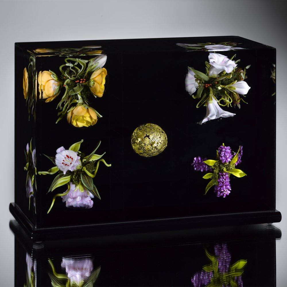 2009;  Triptyque floral Or Or;  H. 5.37 x L. 7.75 x W. 4.0 pouces;  La collection Minkoff