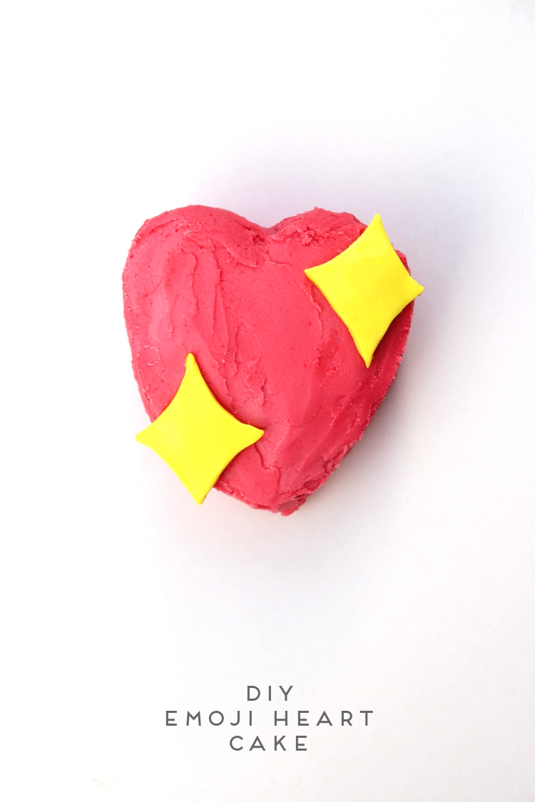 DIY EMOJI SPARKLE HEART CAKE FOR VALENTINE'S DAY