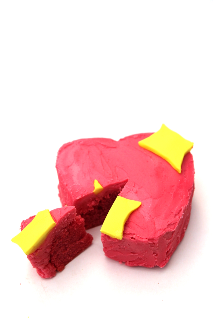 DIY EMOJI SPARKLE HEART CAKE FOR VALENTINE'S DAY
