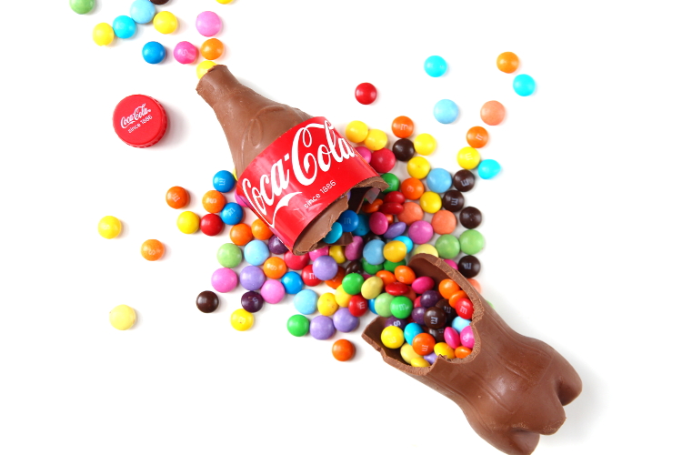 HOW TO MAKE A SWEET FILLED CHOCOLATE COCA-COLA BOTTLE.