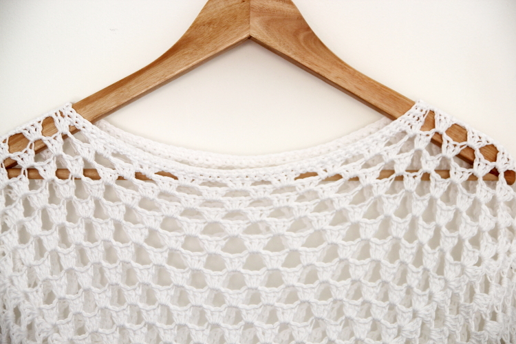 Make your own spring crochet top by simply sewing 2 giant granny square together // Click through for tutorial //