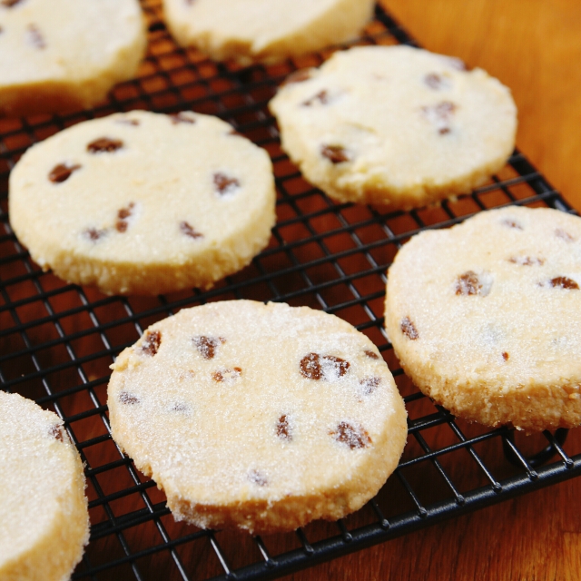 Recipe for buttery and crumbly chocolate chip shortbread
