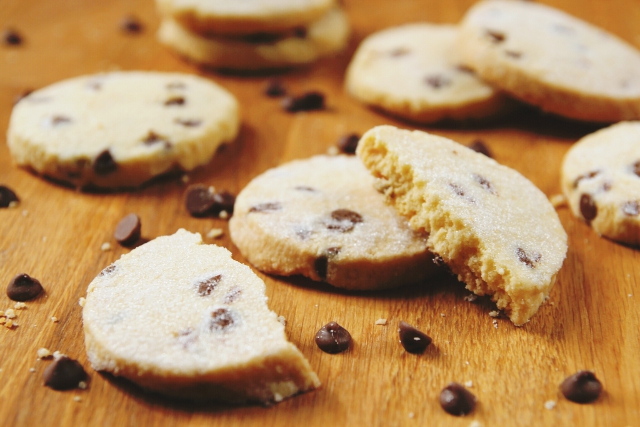 Recipe for buttery and crumbly chocolate chip shortbread