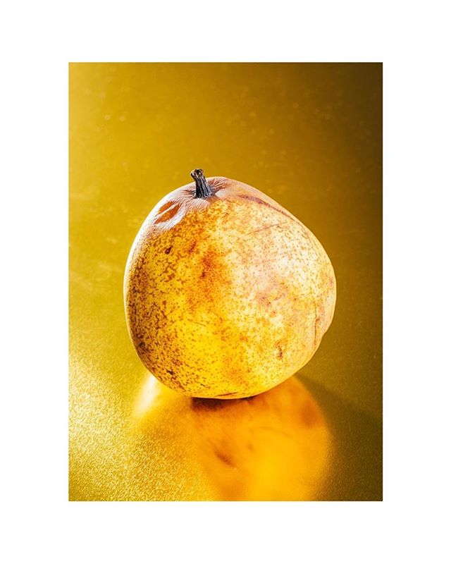 Ripe luxury 💥
•
•
#luxury #pear #fruit #ripefruit #foodphotography #foodstyling #golden #gold #bright #color #foodie #foodstagram #stilllife #foodart #instafood