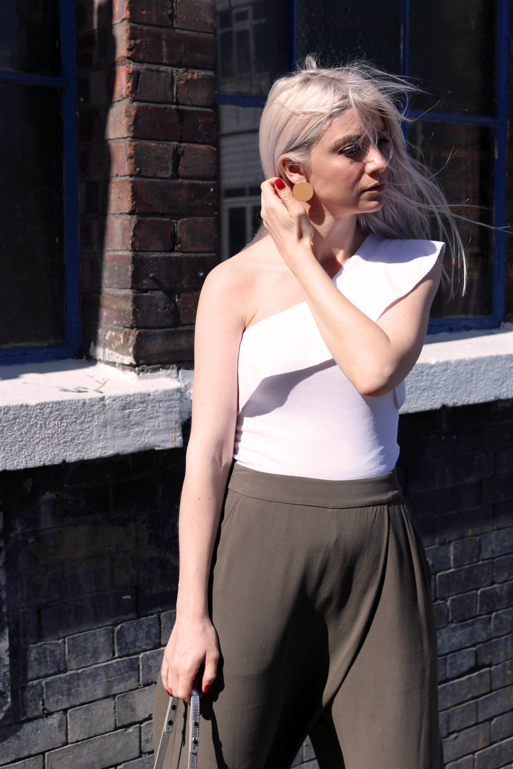 one shoulder top, khaki trousers, wide leg tousers, northern magpie, silver bag
