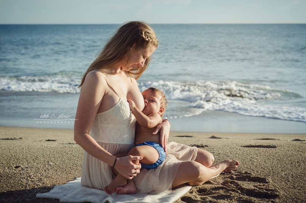 Breastfeeding+at+the+beach+%2F%2F+Ebb+and+Flow+Photography+%2F%2F+%23jabonetemonth
